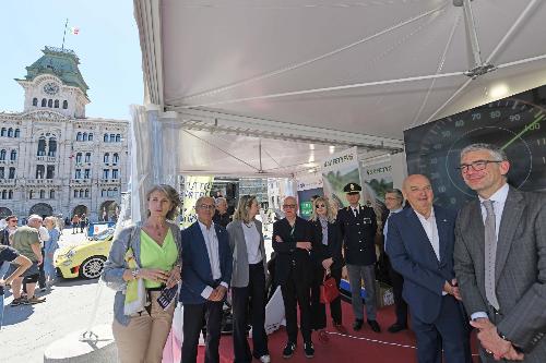 L'assessore regionale alla Sicurezza Pierpaolo Roberti (primo a destra nella foto)