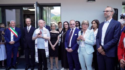 L'assessore Zilli interviene all'inaugurazione a Sutrio alla presenza del sindaco Mattia Manlio, dell'ad di AcegasAmgaAps Carlo Andriolo, del presidente della Società Cooperativa Sociale La Cjalderie Pietro Valent , della famiglia Di Ronco e del parroco don Harry Della Pietra
