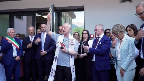 La benedizione del parroco don Harry Della Pietra