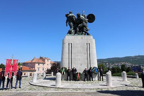 La deposizione delle corone d'alloro in onore dei Caduti a Trieste