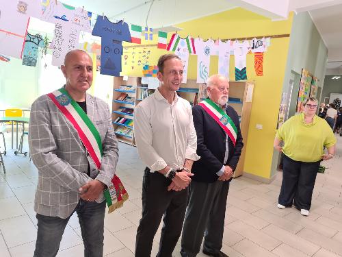Il governatore Massimiliano Fedriga in visita alla scuola, con i sindaci di Arba Franco Miracolino Lai (a sinistra) e di Fanna, Fediliano Boscarato (a destra)