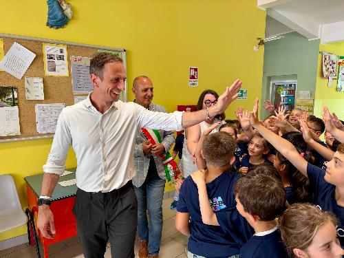 Il governatore Massimiliano Fedriga con gli alunni della scuola di Fanna