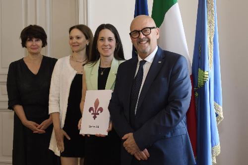 L'assessore Alessia Rosolen e l'assessore Sebastiano Callari con al centro la delegazione del Québec 