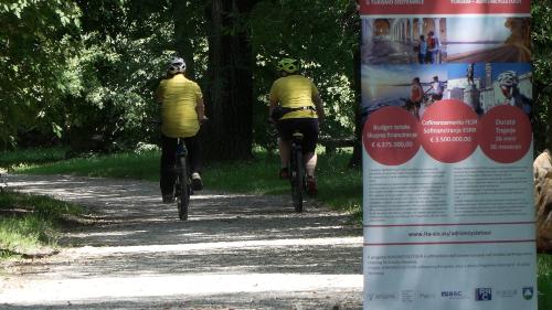 Alcuni cilcisti attraversano la cicolovia FVG5 inaugurata oggi a Turriaco