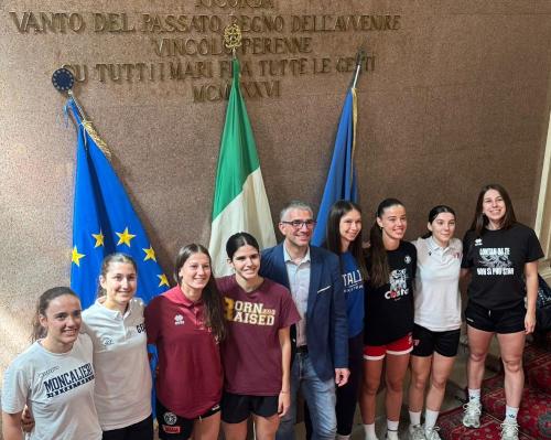 Foto di gruppo al termine della conferenza stampa.
