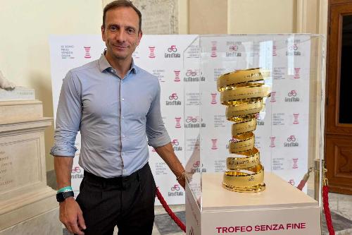 Il governatore della Regione Massimiliano Fedriga con il trofeo Senza Fine che verrà assegnato al vincitore del Giro d'Italia a Roma