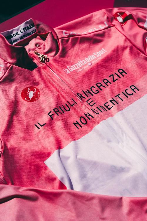 La maglia rosa celebrativa per la ricorrenza del 50. anniversario del terremoto in Friuli