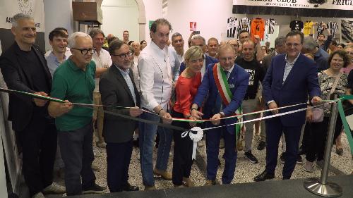 L'assessore regionale Barbara Zilli al taglio del nastro della mostra sui 130 anni di storia dell'Udinese