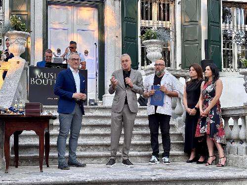 L'assessore Sergio Emidio Bini (al centro) alle celebrazioni per i 50 anni di Dana Sport