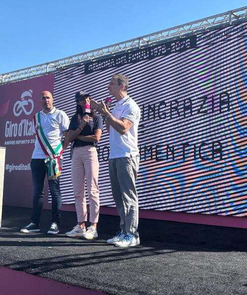 L'intervento del governatore Fedriga sul palco insieme al sindaco di Gemona Roberto Revelant e alla speaker Barbara Clara