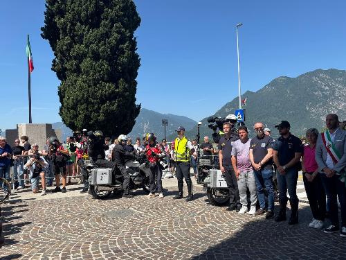 L'omaggio del Giro davanti al cimitero di Gemona alla presenza degli assessori Riccardi e Zilli