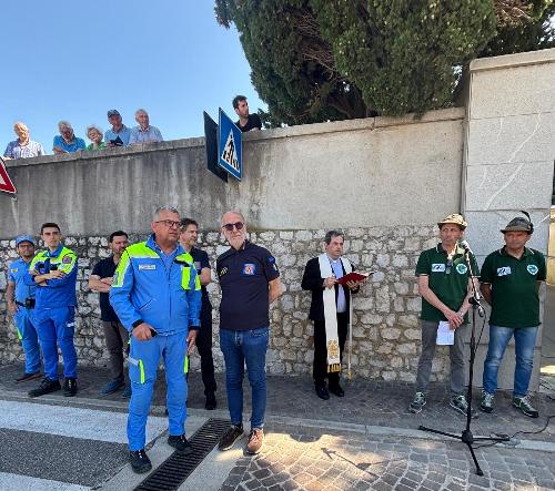 L'assessore Riccardi e volontari della Protezione civile al momento di raccoglimento nei pressi del cimitero di Gemona in attesa della Carovana Rosa