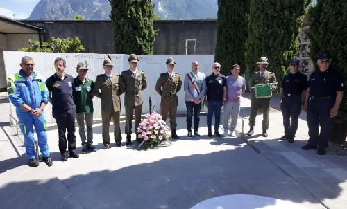 L'assessore Riccardi alla deposizione dell'omaggio al Monumento ai Caduti nel cimitero di Gemona