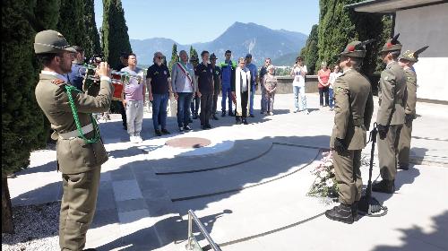 L'assessore Riccardi alla deposizione dell'omaggio al Monumento ai Caduti nel cimitero di Gemona