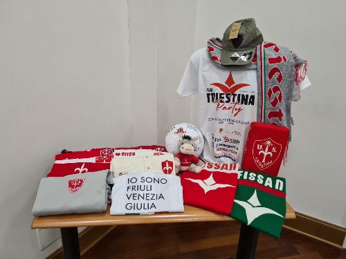 Una selezione dei gadget in vendita al Triestina Party