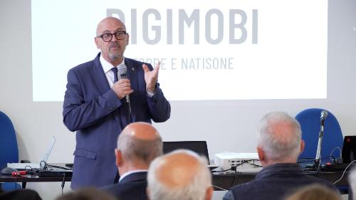 L’assessore regionale al Patrimonio e servizi informativi Sebastiano Callari a Stregna, nella Valli del Natisone, a una delle tappe programmatiche del progetto transfrontaliero Digimobi.

