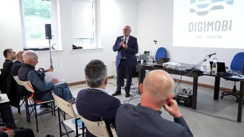 L’assessore regionale al Patrimonio e servizi informativi Sebastiano Callari a Stregna, nella Valli del Natisone, a una delle tappe programmatiche del progetto transfrontaliero Digimobi.
