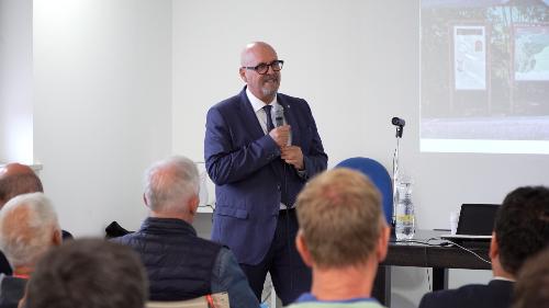 L’assessore regionale al Patrimonio e servizi informativi Sebastiano Callari a Stregna, nella Valli del Natisone, a una delle tappe programmatiche del progetto transfrontaliero Digimobi.
