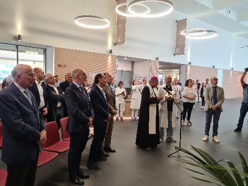 L'assessore regionale Riccardo Riccardi (al centro) alla benedizione dell'opera musiva raffigurante la Madonna degli Angeli nel nuovo ospedale di Pordenone