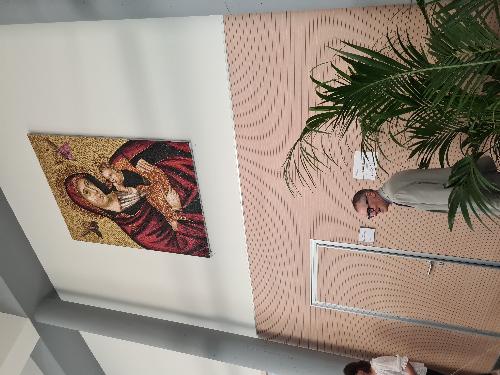 L'opera musiva raffigurante la Madonna degli Angeli installata nella hall del nuovo ospedale di Pordenone "Santa Maria degli Angeli"