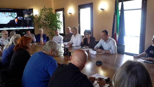 L'intervento del governatore Massimiliano Fedriga durante l'incontro con i sindacati nella sala Giunta della Regione a Pordenone