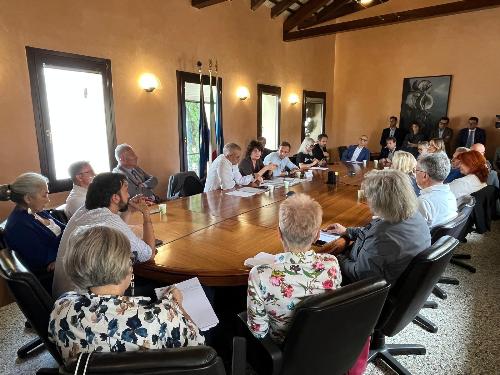 Una fase dell'incontro tra la Regione e i sindacati svoltasi oggi a Pordenone