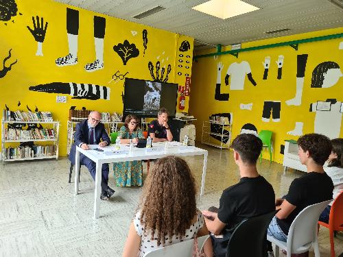 L'assessore regionale alla Protezione Civile Riccardo Riccardi (a sinistra) nel suo intervento al Liceo Grigoletti di Pordenone