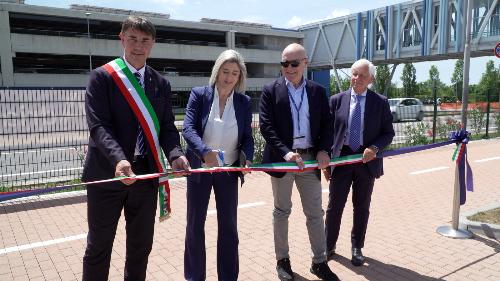 Al centro l'assessore Cristina Amirante nel momento del taglio del nastro