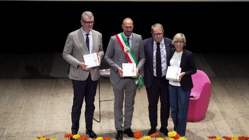 L'assessore regionale alle Finanze Barbara Zilli alla cerimonia di premiazione del concorso "50 anni dopo: la forza della memoria per (ri)costruire il futuro"