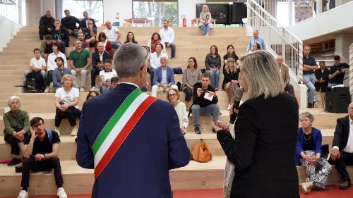 Un momento dell'inaugurazione nell'agorà della nuova scuola primaria "Edmondo De Amicis" a Staranzano