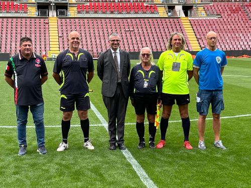 Foto di gruppo ncon arbitri e organizzatori