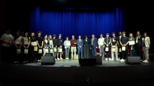 L'assessore regionale Alessia Rosolen con gli studenti premiati e i partecipanti al Premio regionale Sostenibilità 2026.