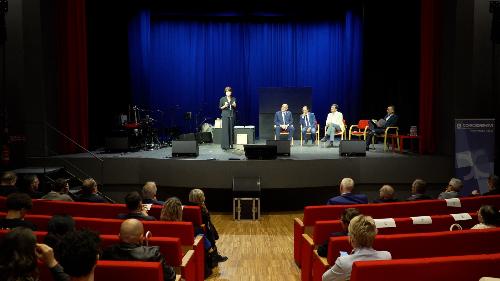 Un momento dell'intervento dell'assessore regionale Alessia Rosolen al Teatro Benois De Cecco di Codroipo.