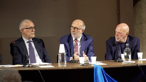 Riccardi con a sinistra il prof. Grimaz e a destra Toni Capuozzo