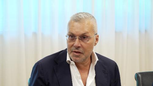 L’assessore regionale Sergio Emidio Bini illustra nella sede della Regione a Udine il nuovo bando da 1 milione di euro per l’intelligenza artificiale nelle Pmi.