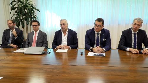 L’intervento dell’assessore Sergio Emidio Bini durante l’illustrazione della misura regionale dedicata all’intelligenza artificiale nelle Pmi.