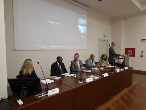 L’assessore alle Autonomie locali Pierpaolo Roberti (terzo da sinistra) alla presentazione del nuovo numero della rivista Futuribili. Alla sua destra il ministro del Lavoro della Repubblica federale di Somalia Salim Alio Ibro.
