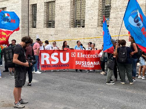 La manifestazione promossa dai sindacati davanti al Mimit