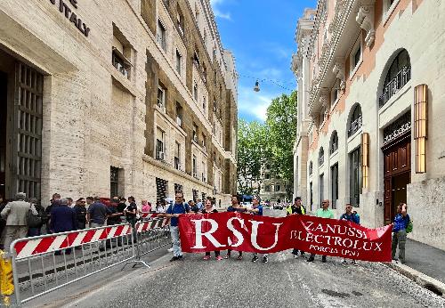 La manifestazione promossa dai sindacati davanti al Mimit