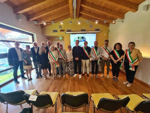 L'assessore regionale Fabio Scoccimarro (al centro della foto) con gli amministratori presenti all'incontro 