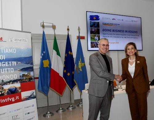 L'assessore Bini con il ministro dell'Industria, Imprenditoria, Commercio e Innovazione del Kosovo Mimoza Kusari Lila