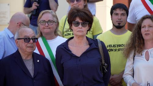 L'assessore regionale al Lavoro Alessia Rosolen davanti alla Prefettura di Pordeneone accoglie il corteo dei lavoratori Electrolux con i rappresentanti istituzionali 
