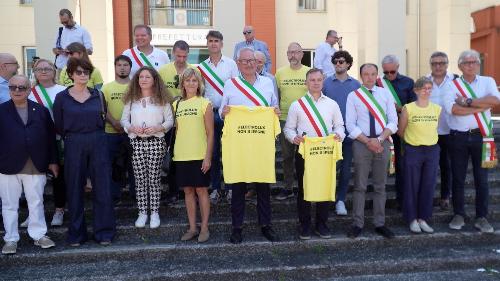 L'assessore regionale al Lavoro Alessia Rosolen davanti alla Prefettura di Pordeneone con i rappresentanti istituzionali 