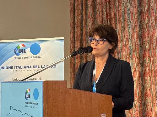 L'assessore regionale al Lavoro, Formazione, Istruzione, Ricerca, Università e Famiglia Alessia Rosolen, al XII congresso dell'Unione regionale Uil Friuli Venezia Giulia