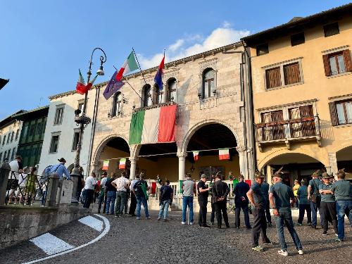 Uno scorcio del municipio di Gemona dove oggi si è tenuta la cerimonia di avvio del raduno Trieveneto degli Alpini