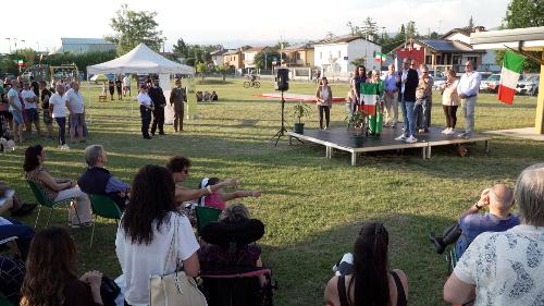 Roberti al micfrofono del palco allestito nel parco di Remanzacco