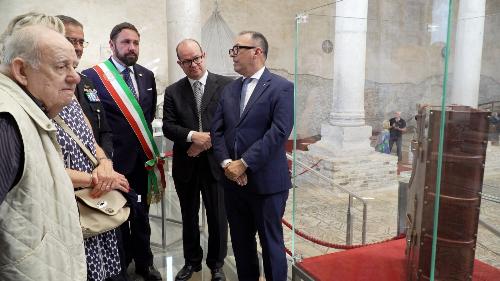 Il vicegovernatore Mario Anzil vicino a una copia della Bibbia di Aquileia presentate oggi
