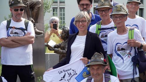 L'assessore Barbara Zilli con il gruppo Ana di Udine