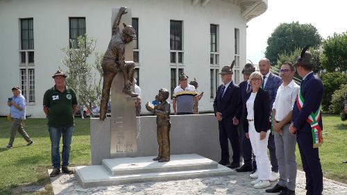 L'assessore Barbara Zilli assieme alle altre autorità durante lo scoprimento del monumento