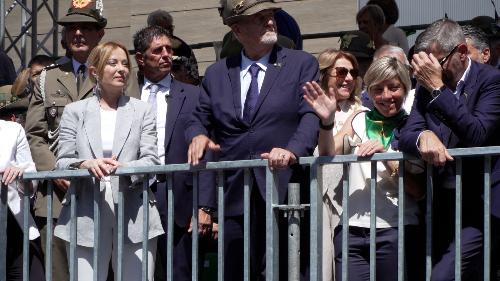 Sul palco delle autorità l'assessore Barbara Zilli e la presidente del Consiglio Giorgia Meloni